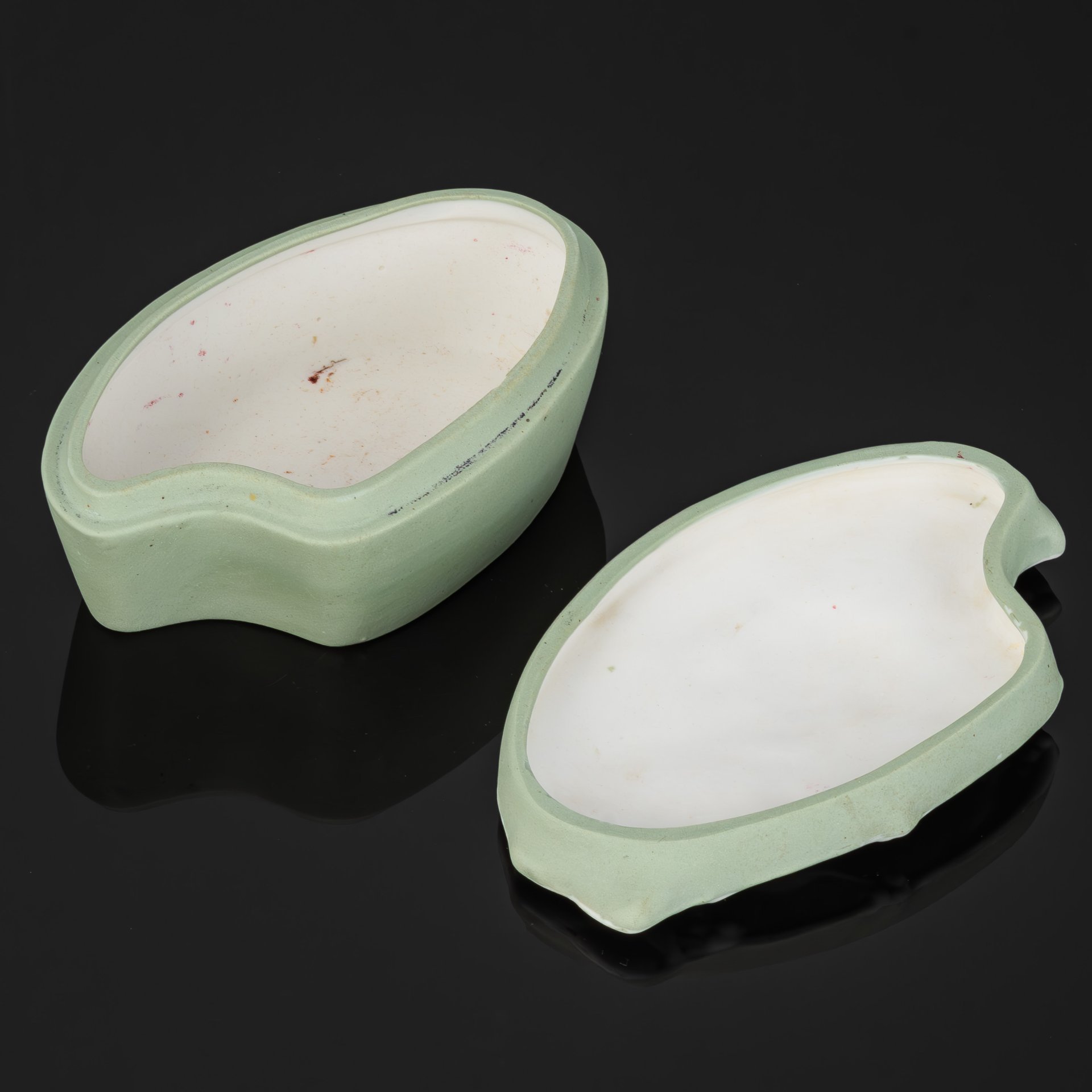 Шкатулка с рельефным женским портретом на крышке, выполненная в стиле модерн, бисквит, крытье, Дмитровский фарфоровый завод (ДФЗ Вербилки), СССР, 1920-1930 гг.