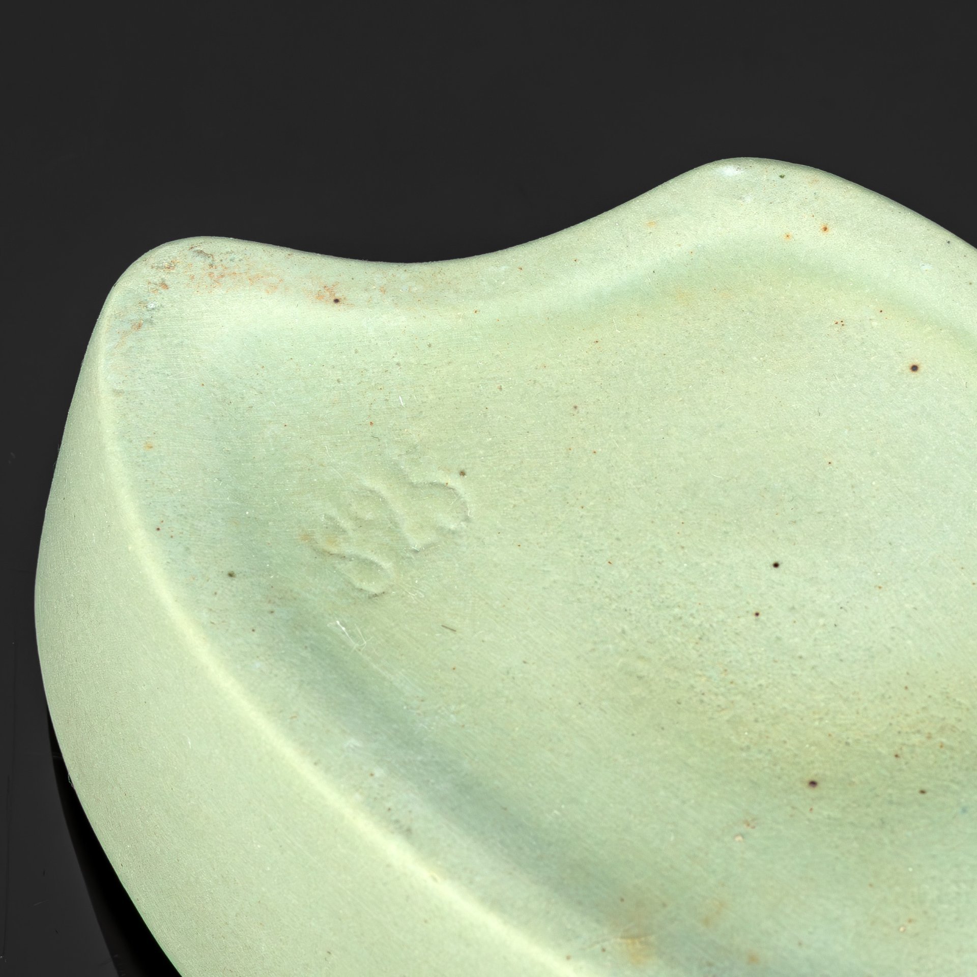 Шкатулка с рельефным женским портретом на крышке, выполненная в стиле модерн, бисквит, крытье, Дмитровский фарфоровый завод (ДФЗ Вербилки), СССР, 1920-1930 гг.