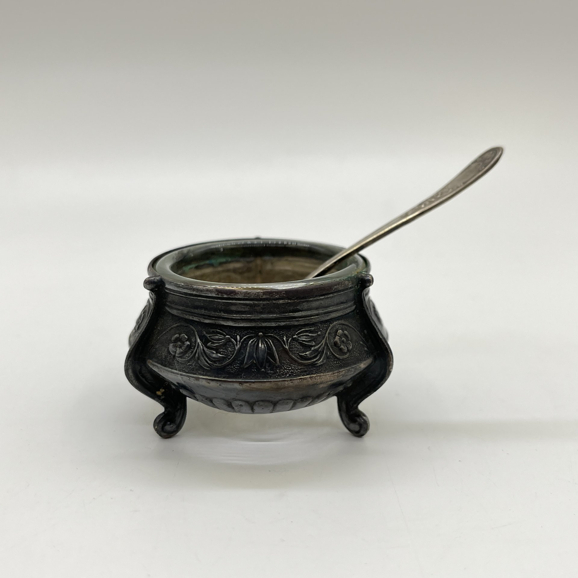 Солонка на ножках с ложечкой, украшенная растительным декором, стекло, металл, Мстерская художественная фабрика  «Ювелир», СССР, 1970-1980 гг., Мстерская художественная фабрика  «Ювелир»