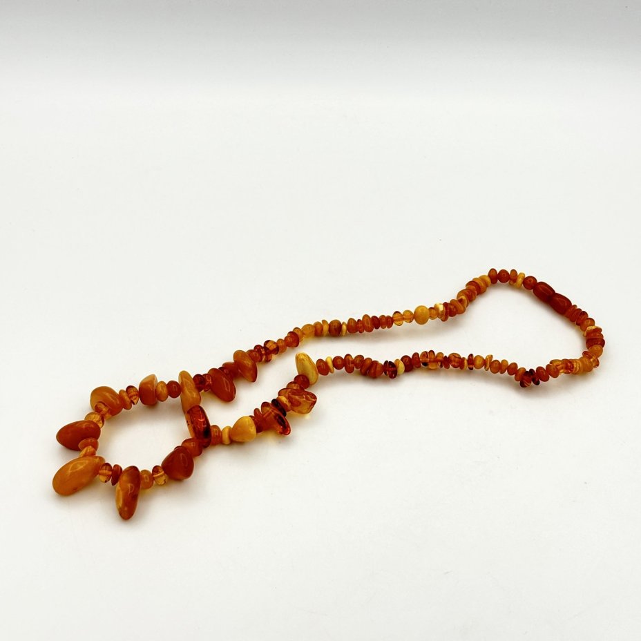 Бусы из бусин различных форм и размеров