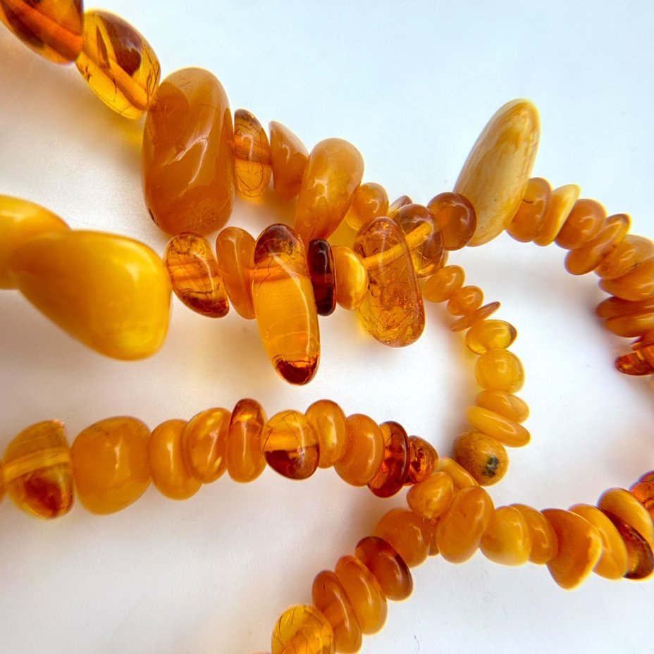 Бусы из бусин различных форм и размеров