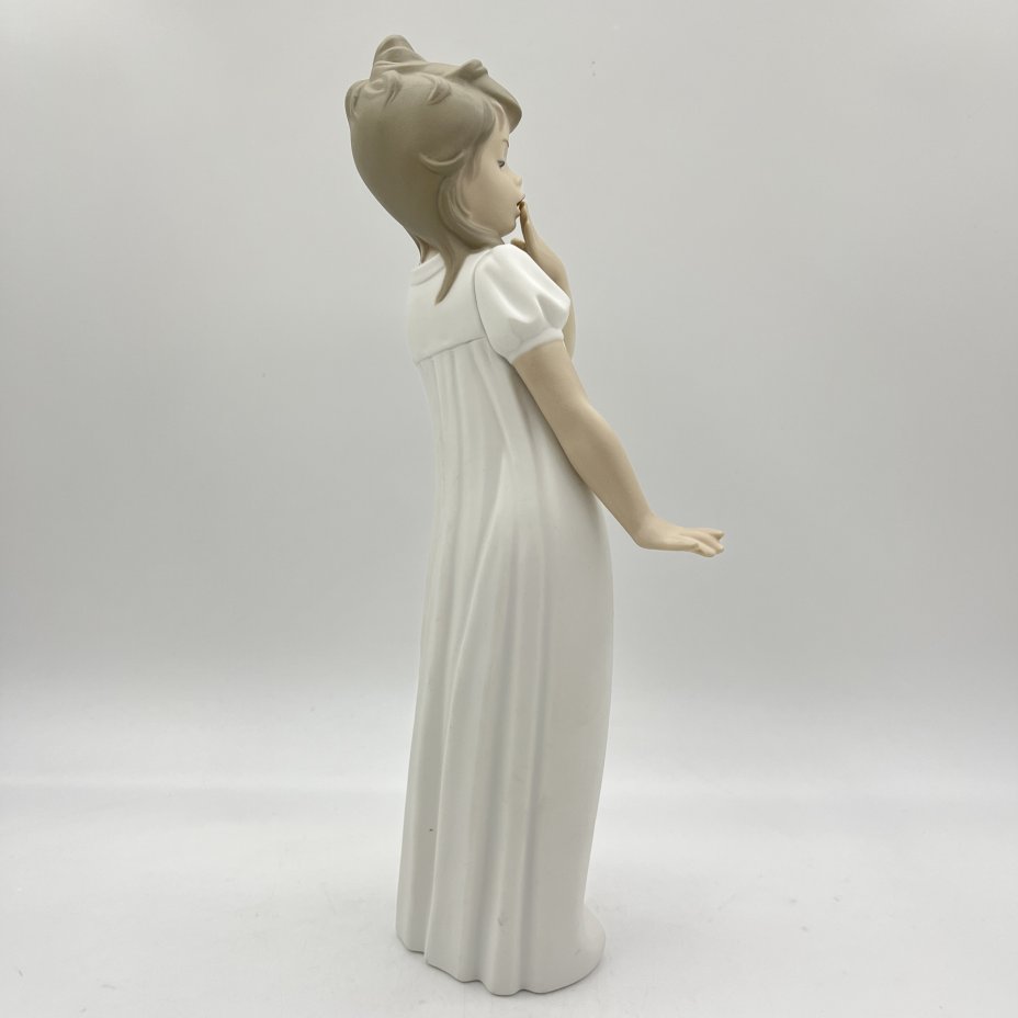 Статуэтка "Удивленная девочка", NAO Porcelain