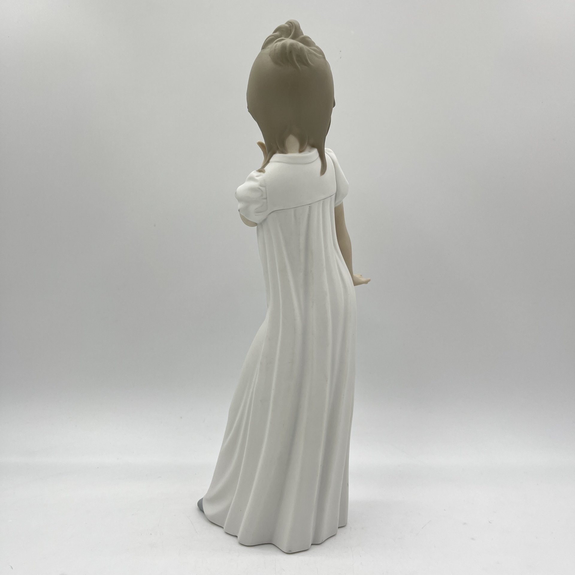 Статуэтка "Удивленная девочка", NAO Porcelain
