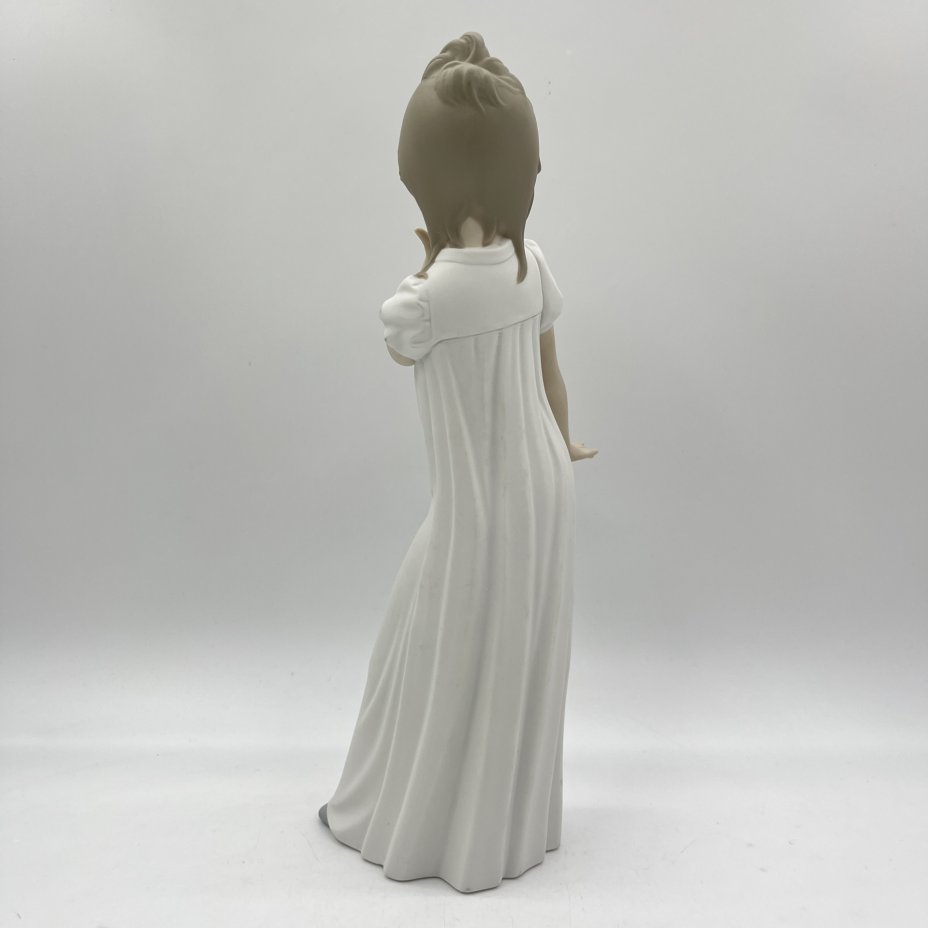 Статуэтка "Удивленная девочка", NAO Porcelain