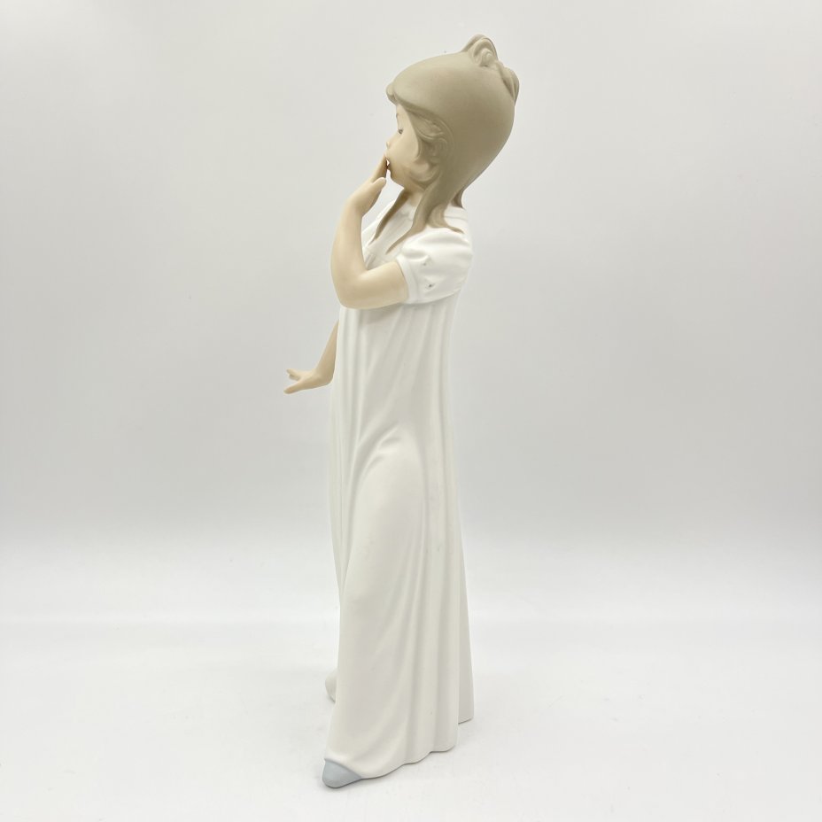 Статуэтка "Удивленная девочка", NAO Porcelain