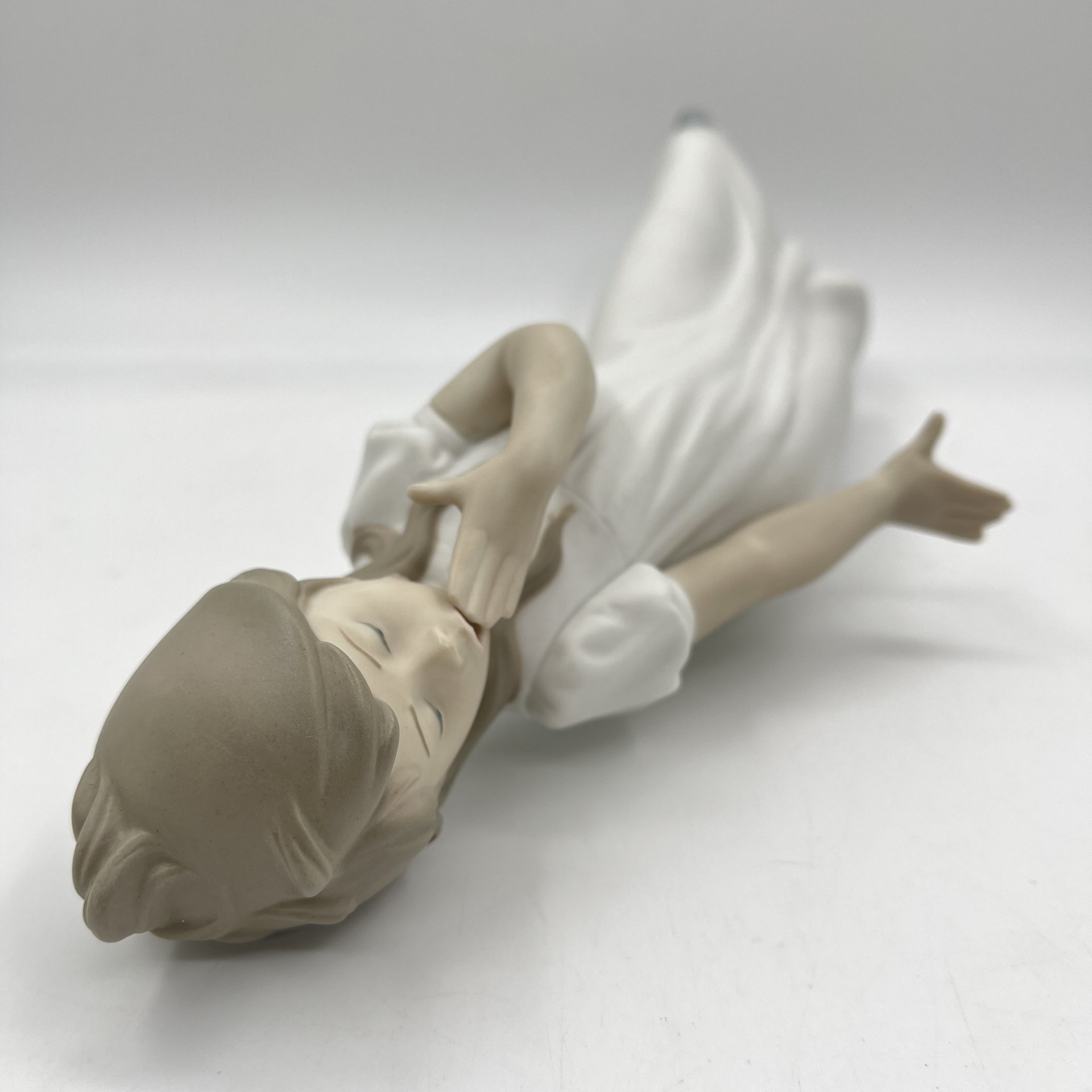Статуэтка "Удивленная девочка", NAO Porcelain