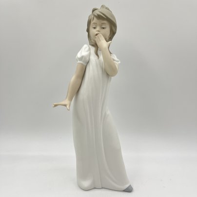 Статуэтка "Удивленная девочка", NAO Porcelain