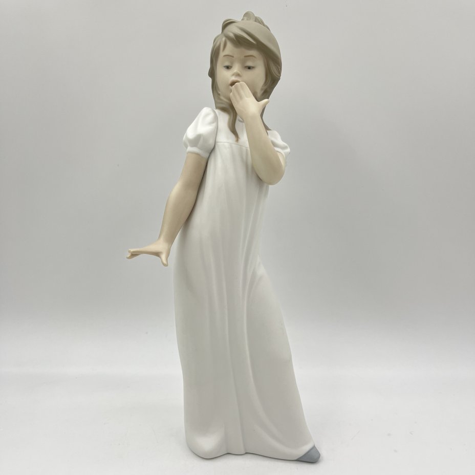 Статуэтка "Удивленная девочка", NAO Porcelain