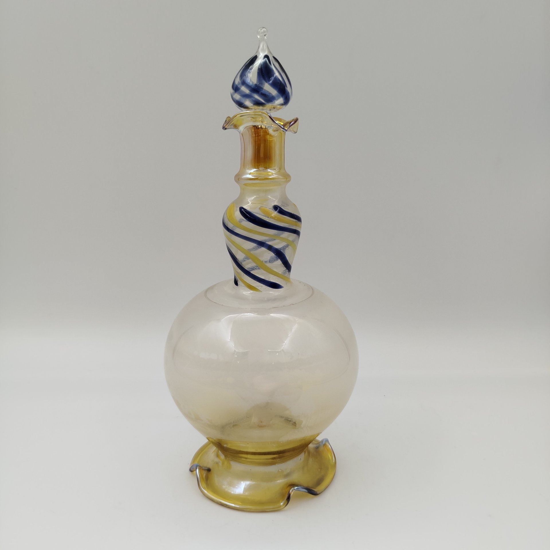 Графин (штоф) "Лебедь" с фигуркой внутри, Ламповый завод, цветное стекло, выдувание, люстр, СССР, 1960-1980 гг.