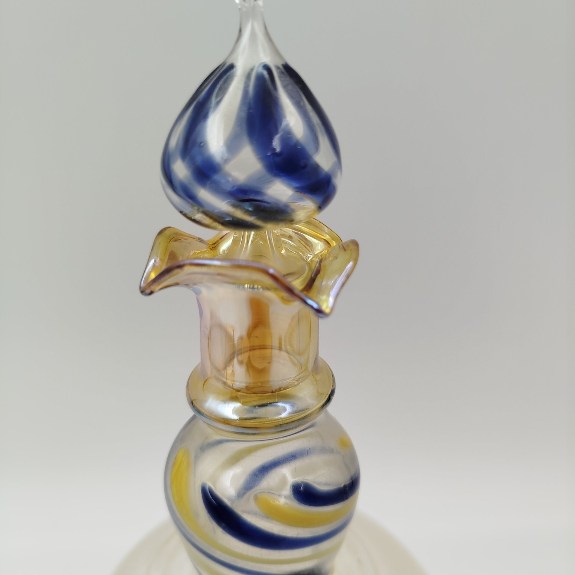 Графин (штоф) "Лебедь" с фигуркой внутри, Ламповый завод, цветное стекло, выдувание, люстр, СССР, 1960-1980 гг.