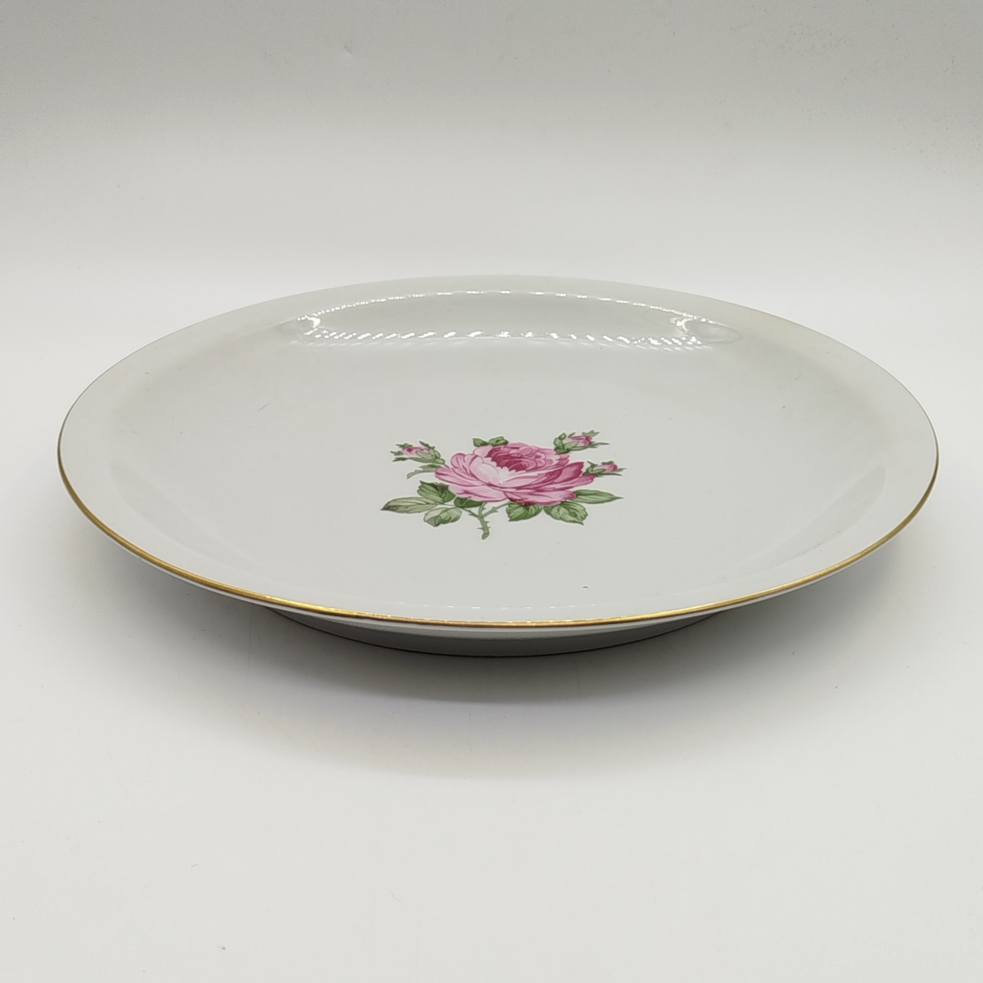 Блюдо сервировочное, украшенное изображением розы