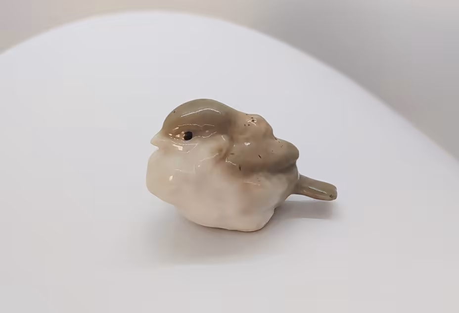 Статуэтка "Воробей" (из композиции), скульптор Л.Н. Сморгон, Ленинградский завод фарфоровых изделий (ЛЗФИ)