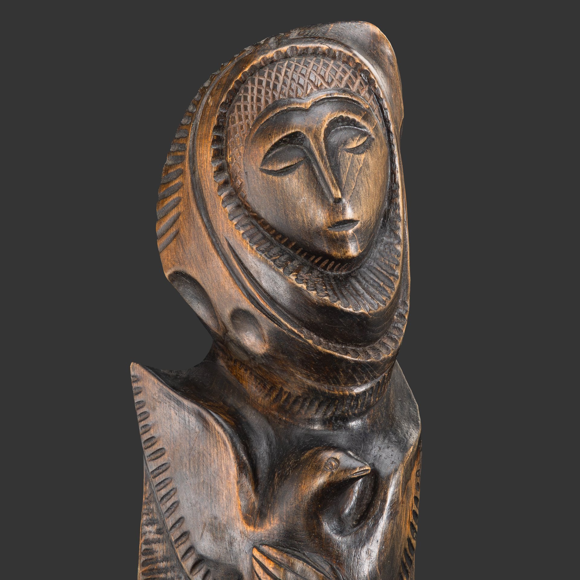 Скульптура "Женщина с голубем в руках", дерево, резьба, тонировка, Россия, 1990-2010 гг.