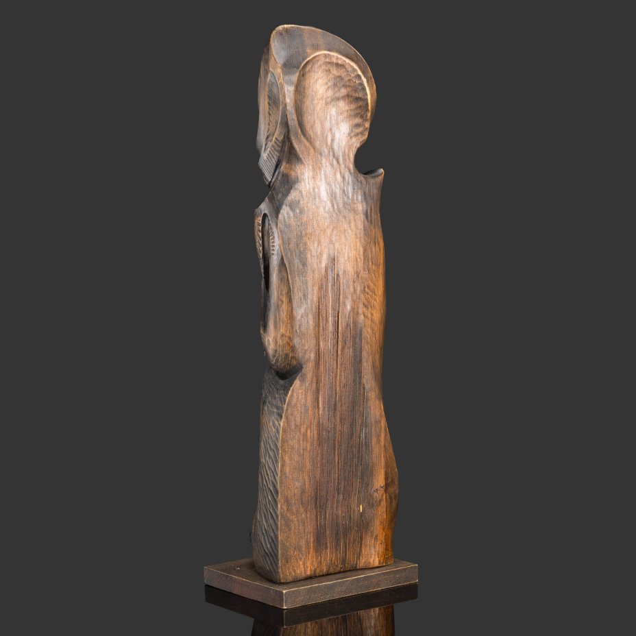 Скульптура "Женщина с голубем в руках"