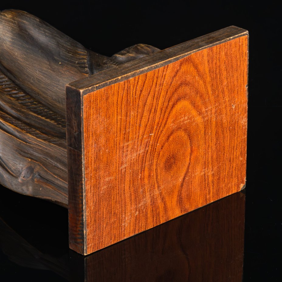 Скульптура "Женщина с голубем в руках"