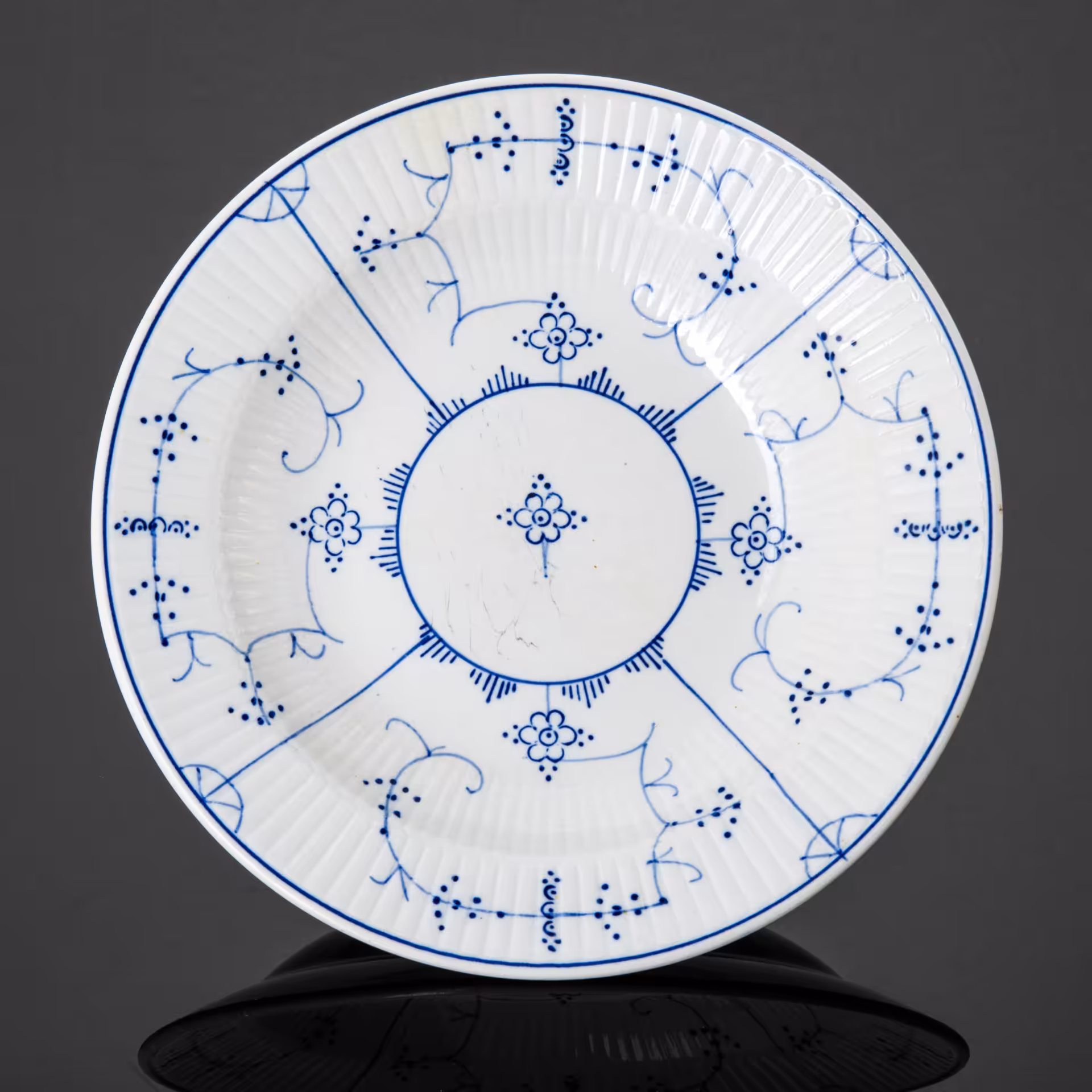 Тарелка, украшенная орнаментальным декором, Villeroy & Boch