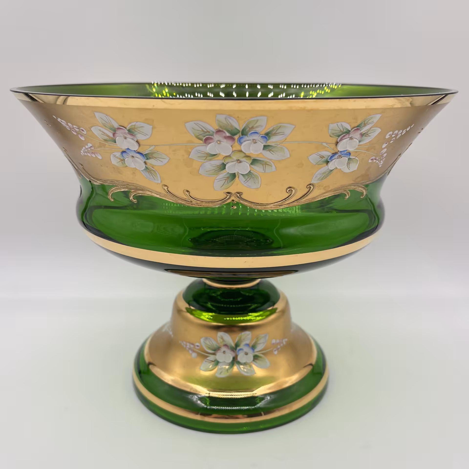 Фруктовница (ваза) зеленого оттенка, украшенная растительным декором, Bohemia Crystal (Bohemia Glass)