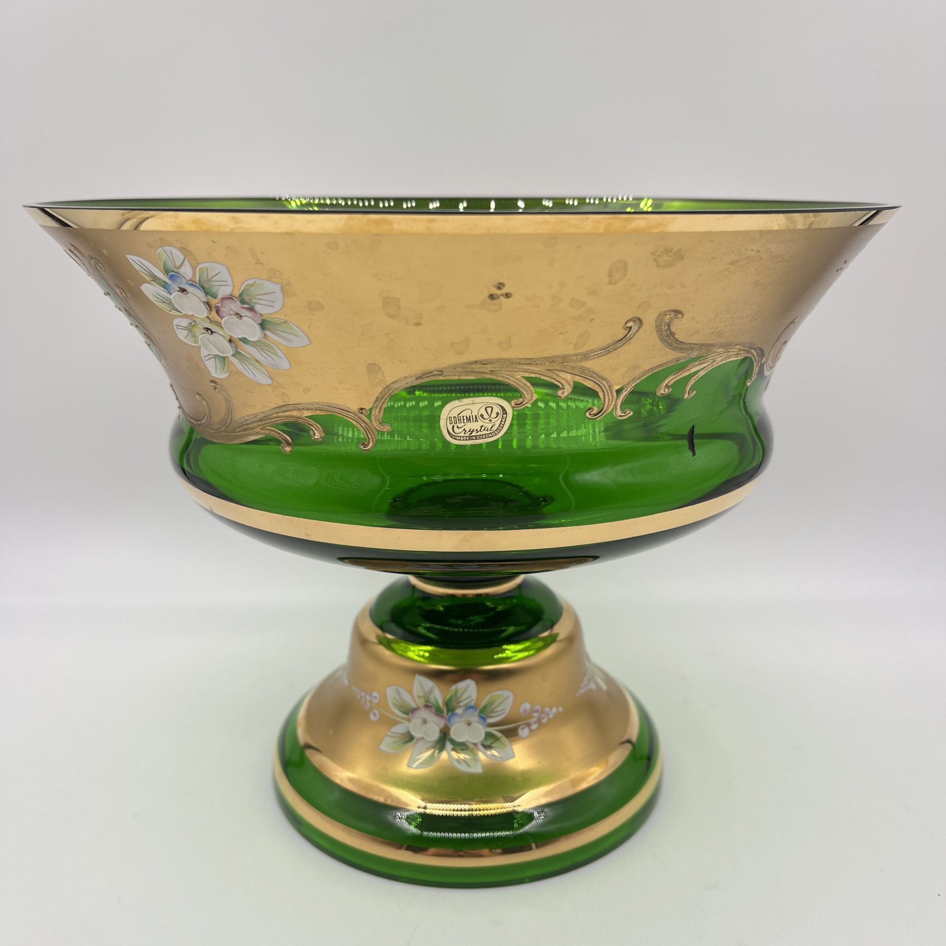 Фруктовница (ваза) зеленого оттенка, украшенная растительным декором, Bohemia Crystal (Bohemia Glass)