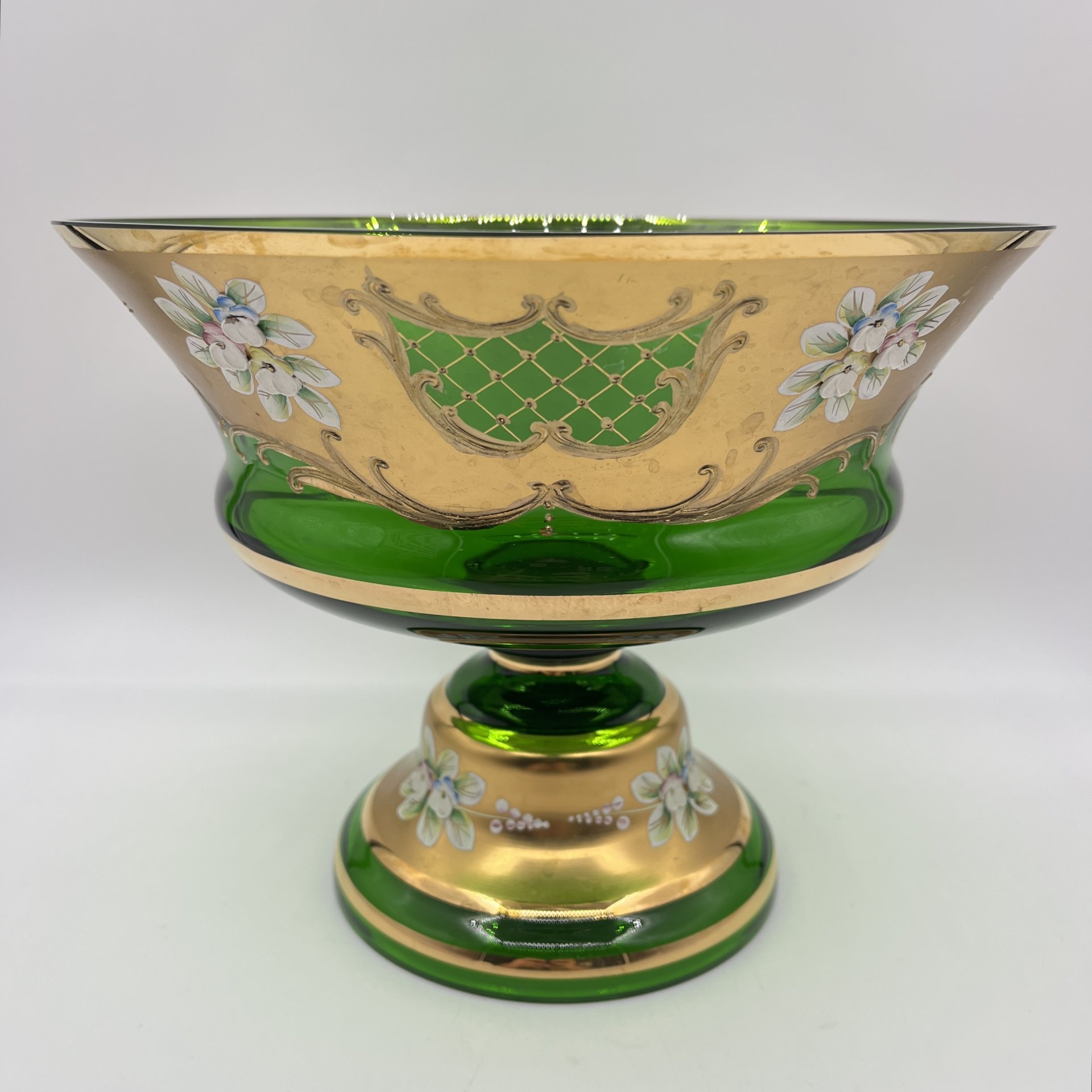 Фруктовница (ваза) зеленого оттенка, украшенная растительным декором, Bohemia Crystal (Bohemia Glass)