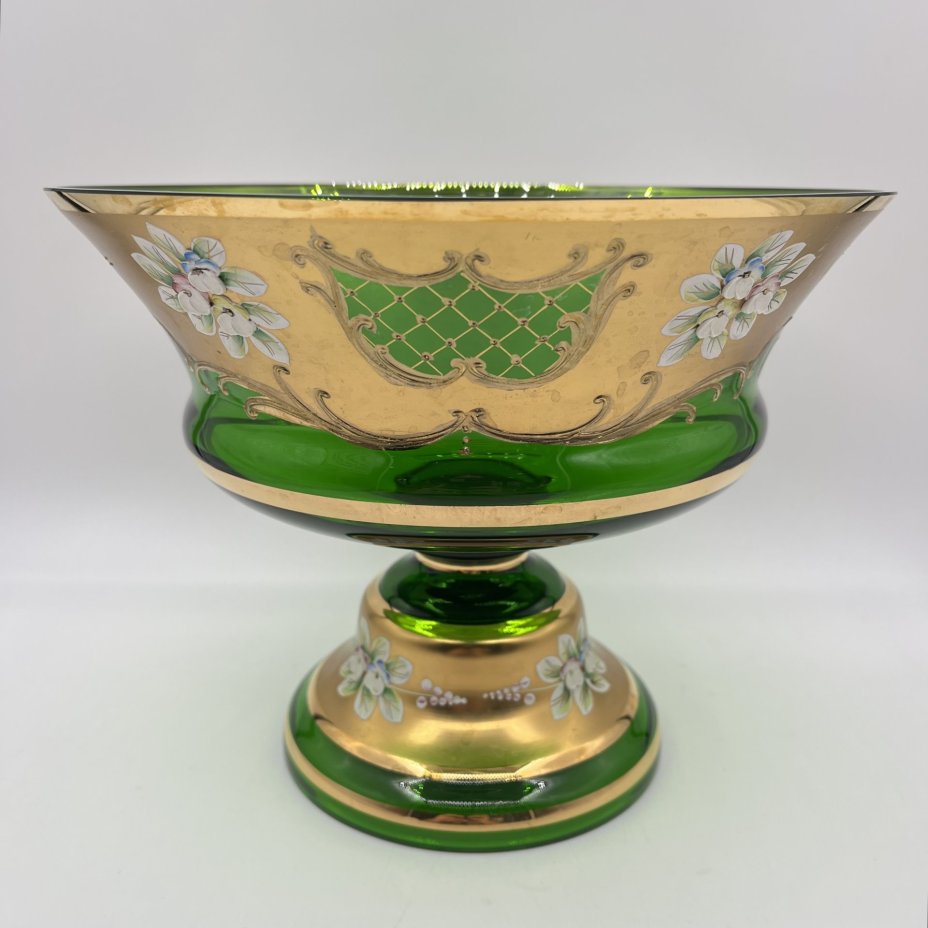 Фруктовница (ваза) зеленого оттенка, украшенная растительным декором, Bohemia Crystal (Bohemia Glass)