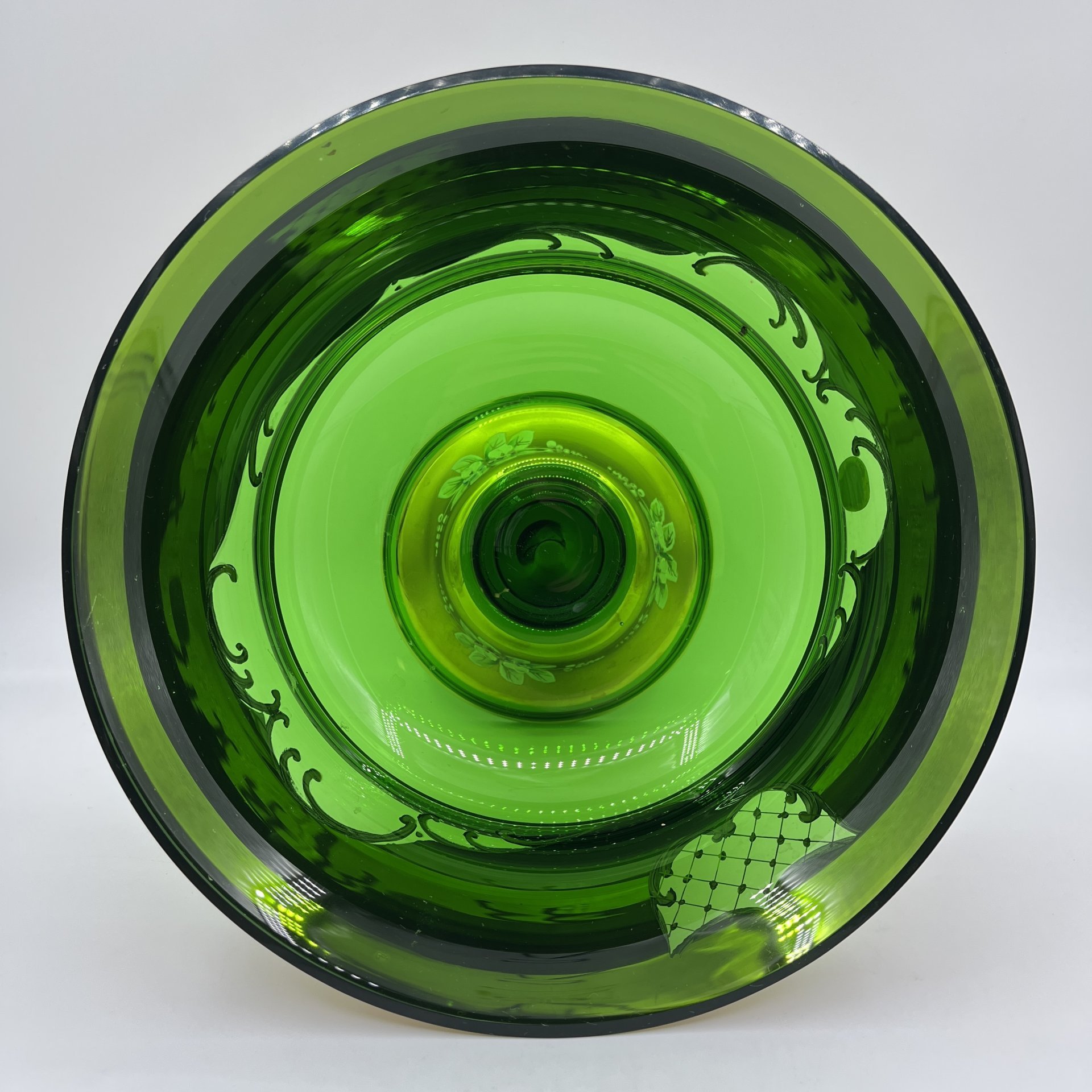 Фруктовница (ваза) зеленого оттенка, украшенная растительным декором, Bohemia Crystal (Bohemia Glass)