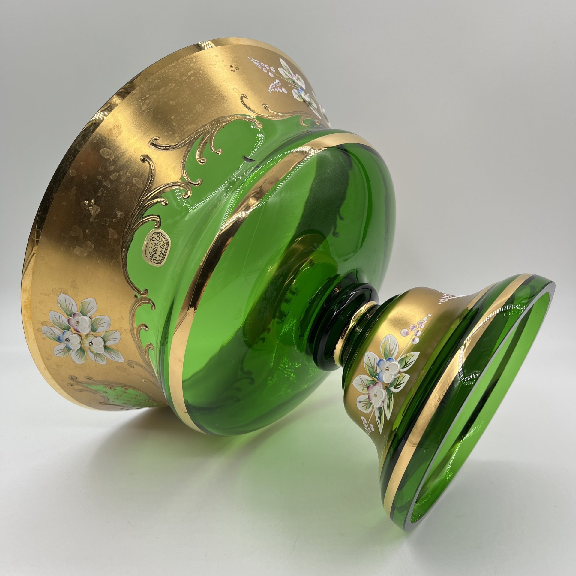 Фруктовница (ваза) зеленого оттенка, украшенная растительным декором, Bohemia Crystal (Bohemia Glass)