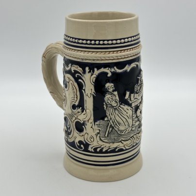 Кружка пивная, украшенная сценой флирта (два ухажера), керамика, рельеф, Marzi & Remy, Германия, 1879-1964 гг., Marzi & Remy