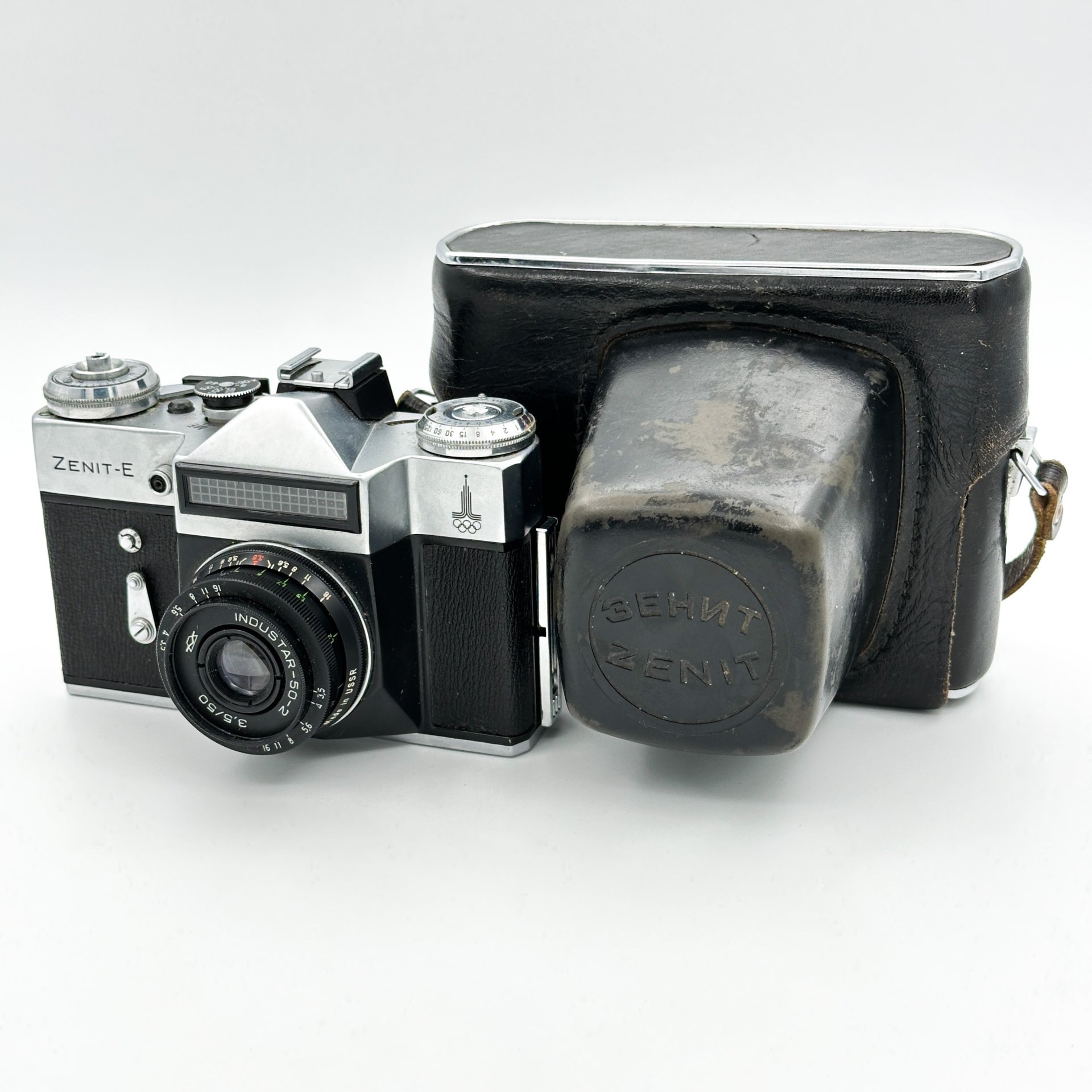 Фотоаппарат "Зенит-Е" с олимпийской символикой, объективом "Индустар 50-2", в кофре, Красногорский механический завод (КМЗ)