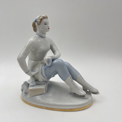 Статуэтка "Фигуристка-физкультурница", скульптор Е.А. Гендельман, автор росписи Е.Н. Лупанова, фарфор, роспись, золочение, Ленинградский фарфоровый завод (ЛФЗ), СССР, 1960-1970 гг.