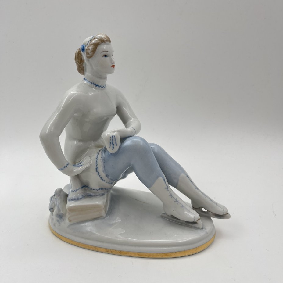 Статуэтка "Фигуристка-физкультурница", скульптор Е.А. Гендельман, автор росписи Е.Н. Лупанова, фарфор, роспись, золочение, Ленинградский фарфоровый завод (ЛФЗ), СССР, 1960-1970 гг.