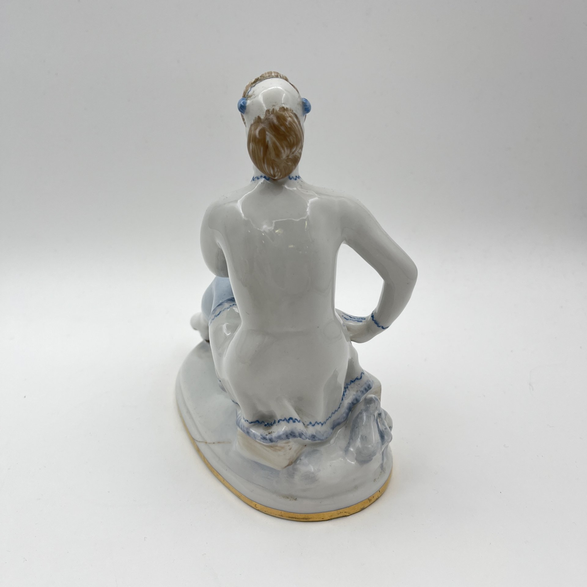Статуэтка "Фигуристка-физкультурница", скульптор Е.А. Гендельман, автор росписи Е.Н. Лупанова, фарфор, роспись, золочение, Ленинградский фарфоровый завод (ЛФЗ), СССР, 1960-1970 гг.
