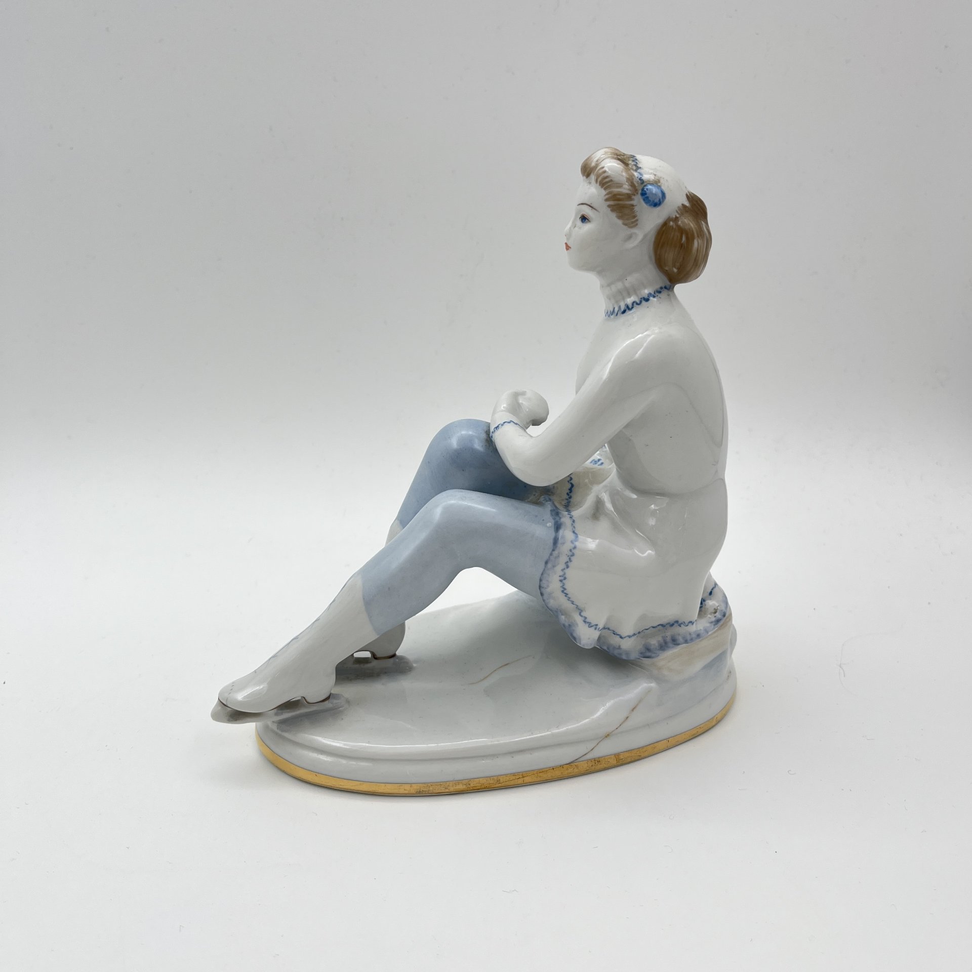 Статуэтка "Фигуристка-физкультурница", скульптор Е.А. Гендельман, автор росписи Е.Н. Лупанова, фарфор, роспись, золочение, Ленинградский фарфоровый завод (ЛФЗ), СССР, 1960-1970 гг.