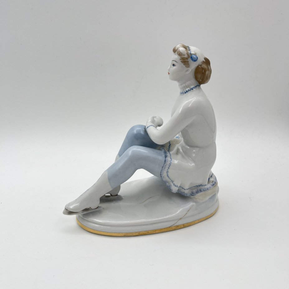 Статуэтка "Фигуристка-физкультурница", скульптор Е.А. Гендельман, автор росписи Е.Н. Лупанова, фарфор, роспись, золочение, Ленинградский фарфоровый завод (ЛФЗ), СССР, 1960-1970 гг.