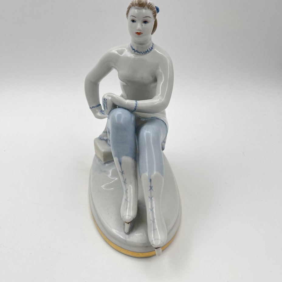 Статуэтка "Фигуристка-физкультурница", скульптор Е.А. Гендельман, автор росписи Е.Н. Лупанова, фарфор, роспись, золочение, Ленинградский фарфоровый завод (ЛФЗ), СССР, 1960-1970 гг.