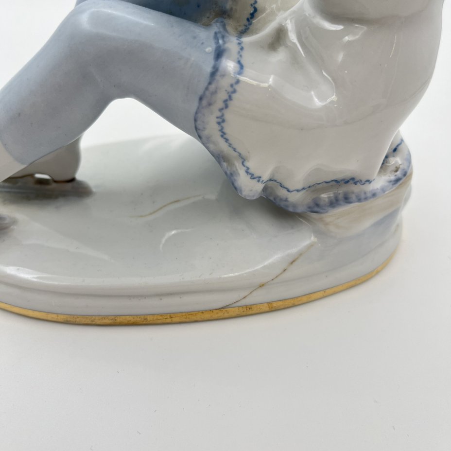 Статуэтка "Фигуристка-физкультурница", скульптор Е.А. Гендельман, автор росписи Е.Н. Лупанова, фарфор, роспись, золочение, Ленинградский фарфоровый завод (ЛФЗ), СССР, 1960-1970 гг.