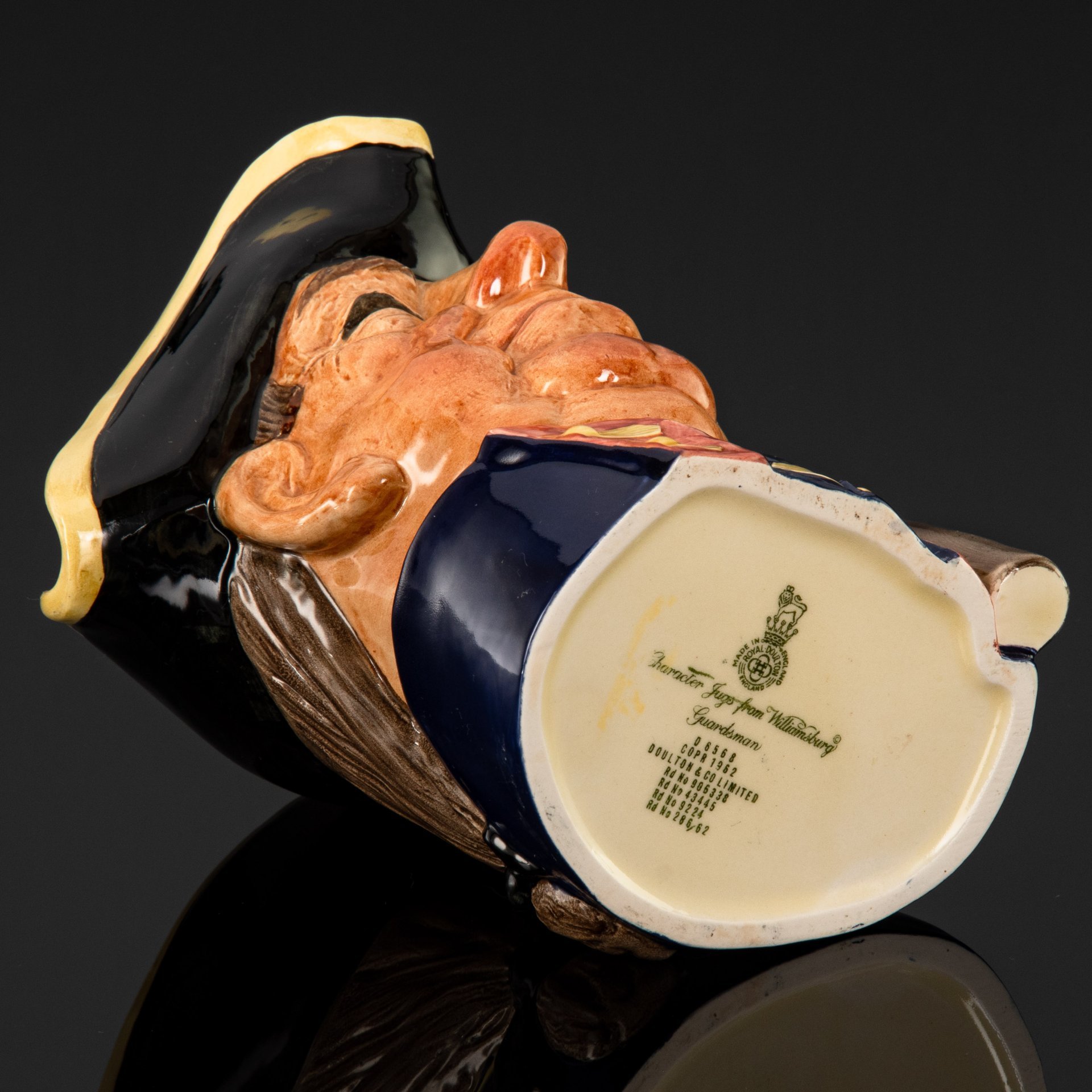 Кувшин-тоби "Гвардеец" по модели Макса Хенка из серии "Character Jugs From Williamsburg", фаянс, роспись, Royal Doulton, Великобритания, 1963-1983 гг.