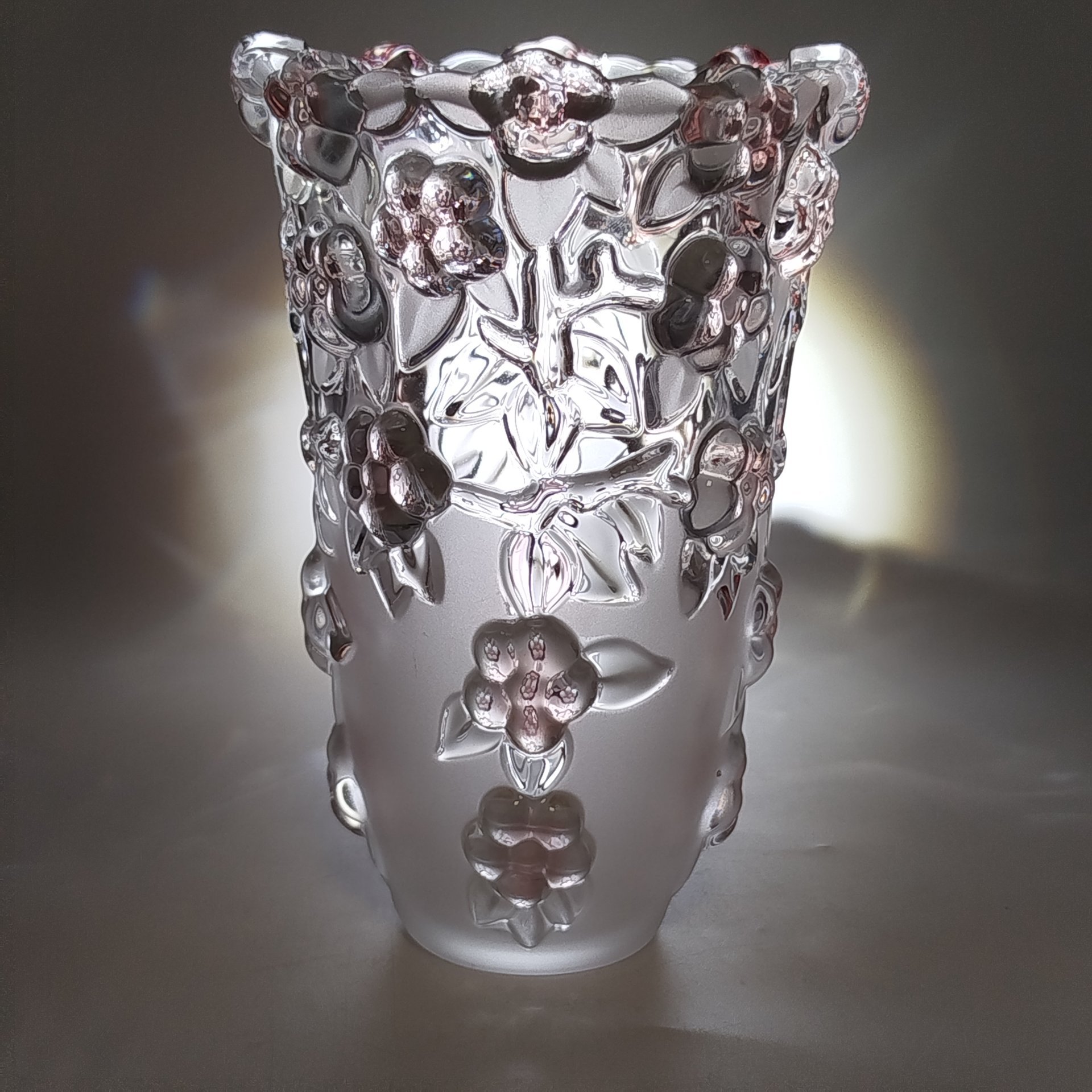 Ваза миниатюрная с рельефным цветочным декором, Walther Glas