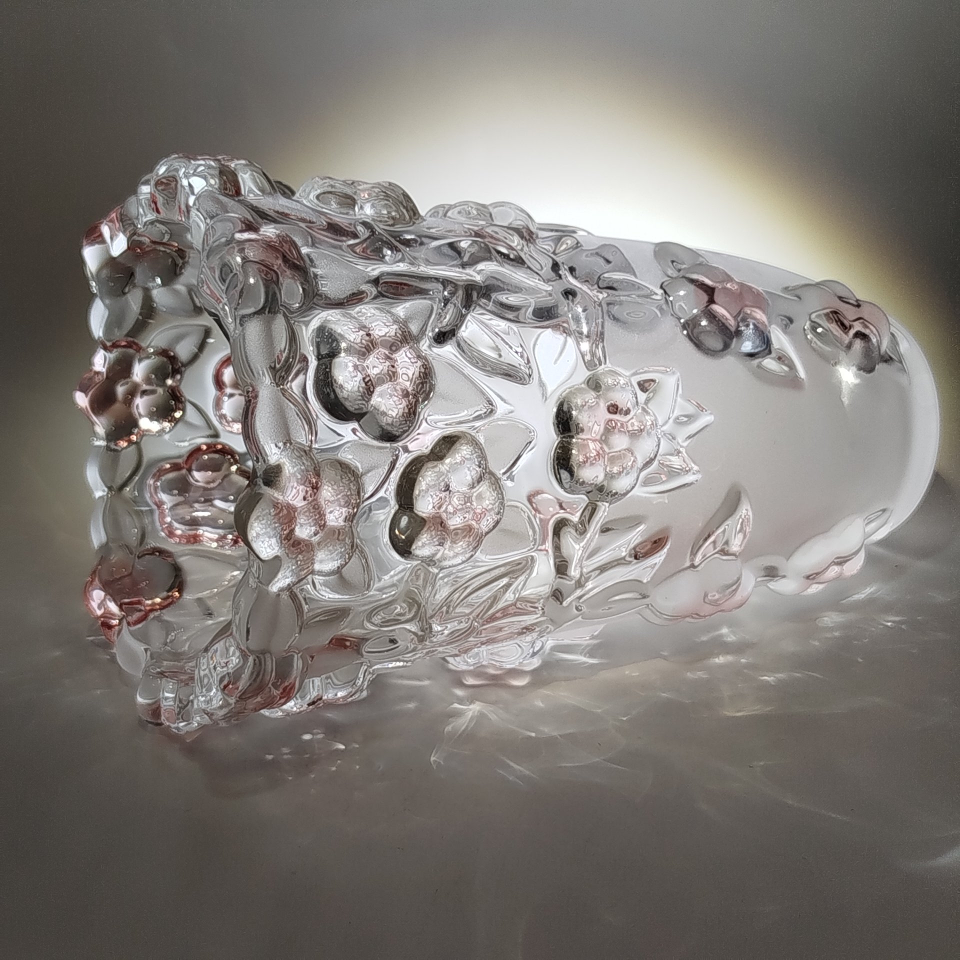 Ваза миниатюрная с рельефным цветочным декором, Walther Glas