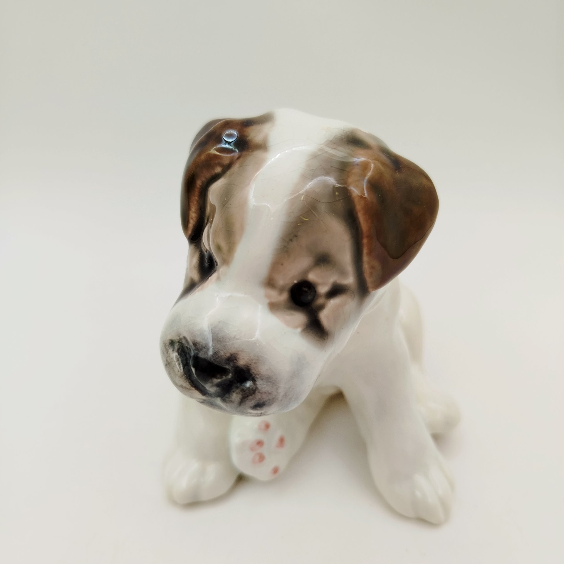 Статуэтка "Щенок", скульптор Е.М. Гуревич, фаянс, роспись, глазурь, Конаковский фаянсовый завод им. М.И. Калинина (ЗиК Конаково), СССР, 1952-1958 гг.