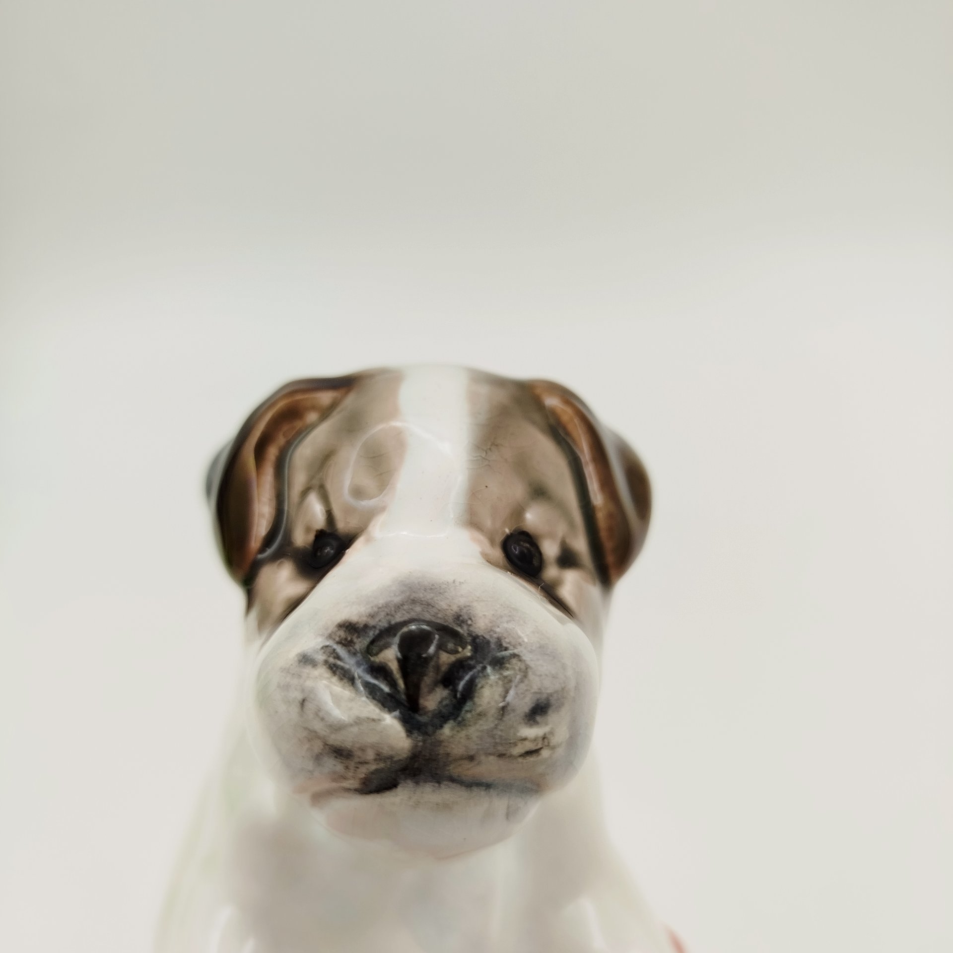 Статуэтка "Щенок", скульптор Е.М. Гуревич, фаянс, роспись, глазурь, Конаковский фаянсовый завод им. М.И. Калинина (ЗиК Конаково), СССР, 1952-1958 гг.