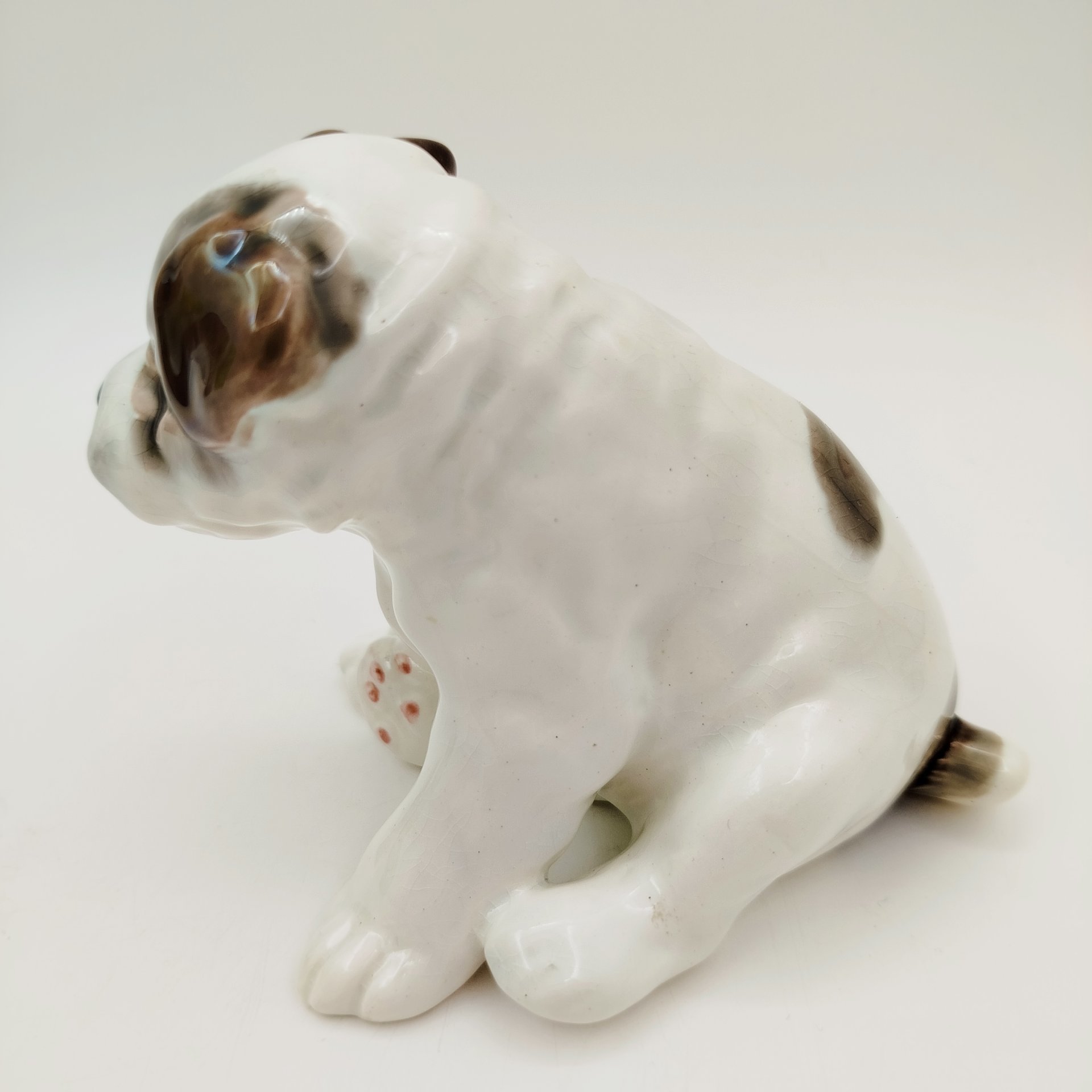 Статуэтка "Щенок", скульптор Е.М. Гуревич, фаянс, роспись, глазурь, Конаковский фаянсовый завод им. М.И. Калинина (ЗиК Конаково), СССР, 1952-1958 гг.