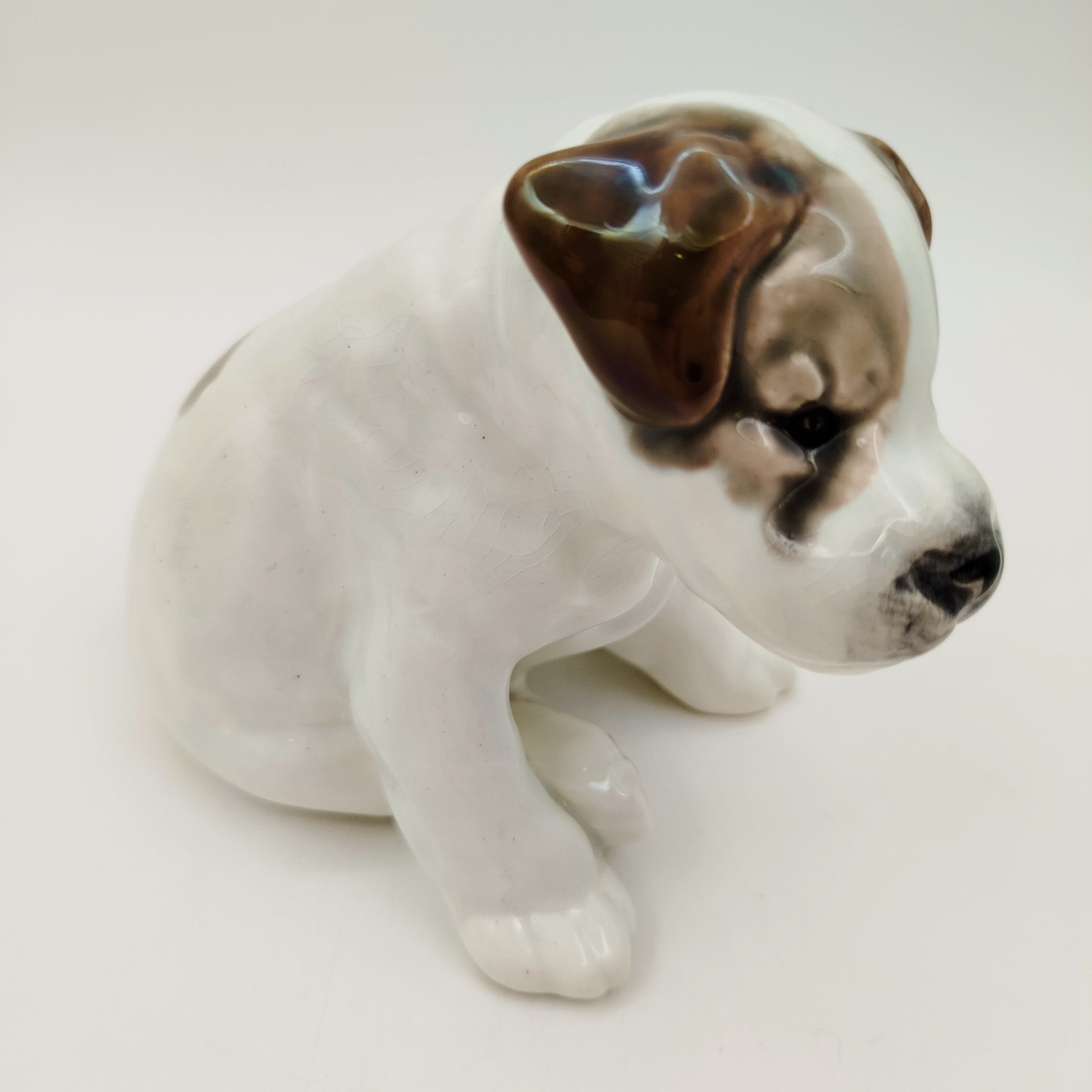 Статуэтка "Щенок", скульптор Е.М. Гуревич, фаянс, роспись, глазурь, Конаковский фаянсовый завод им. М.И. Калинина (ЗиК Конаково), СССР, 1952-1958 гг.