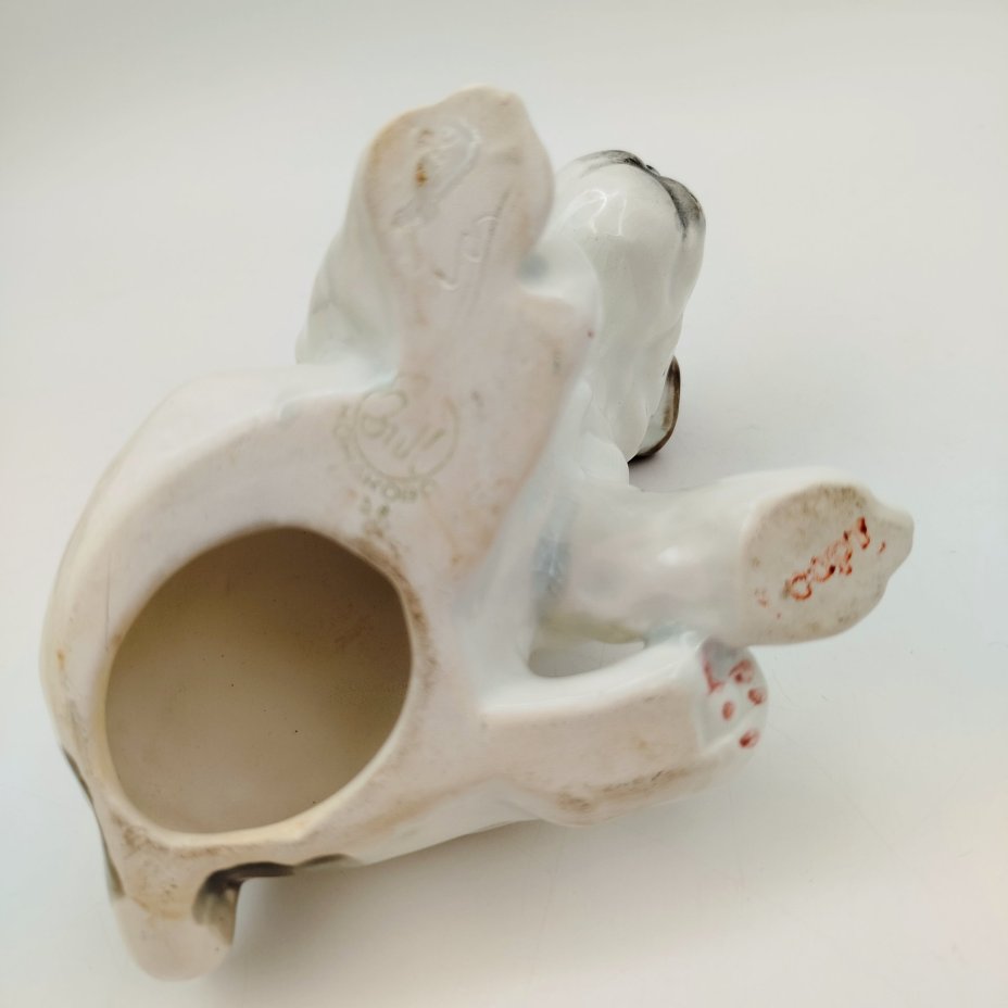 Статуэтка "Щенок", скульптор Е.М. Гуревич, фаянс, роспись, глазурь, Конаковский фаянсовый завод им. М.И. Калинина (ЗиК Конаково), СССР, 1952-1958 гг.