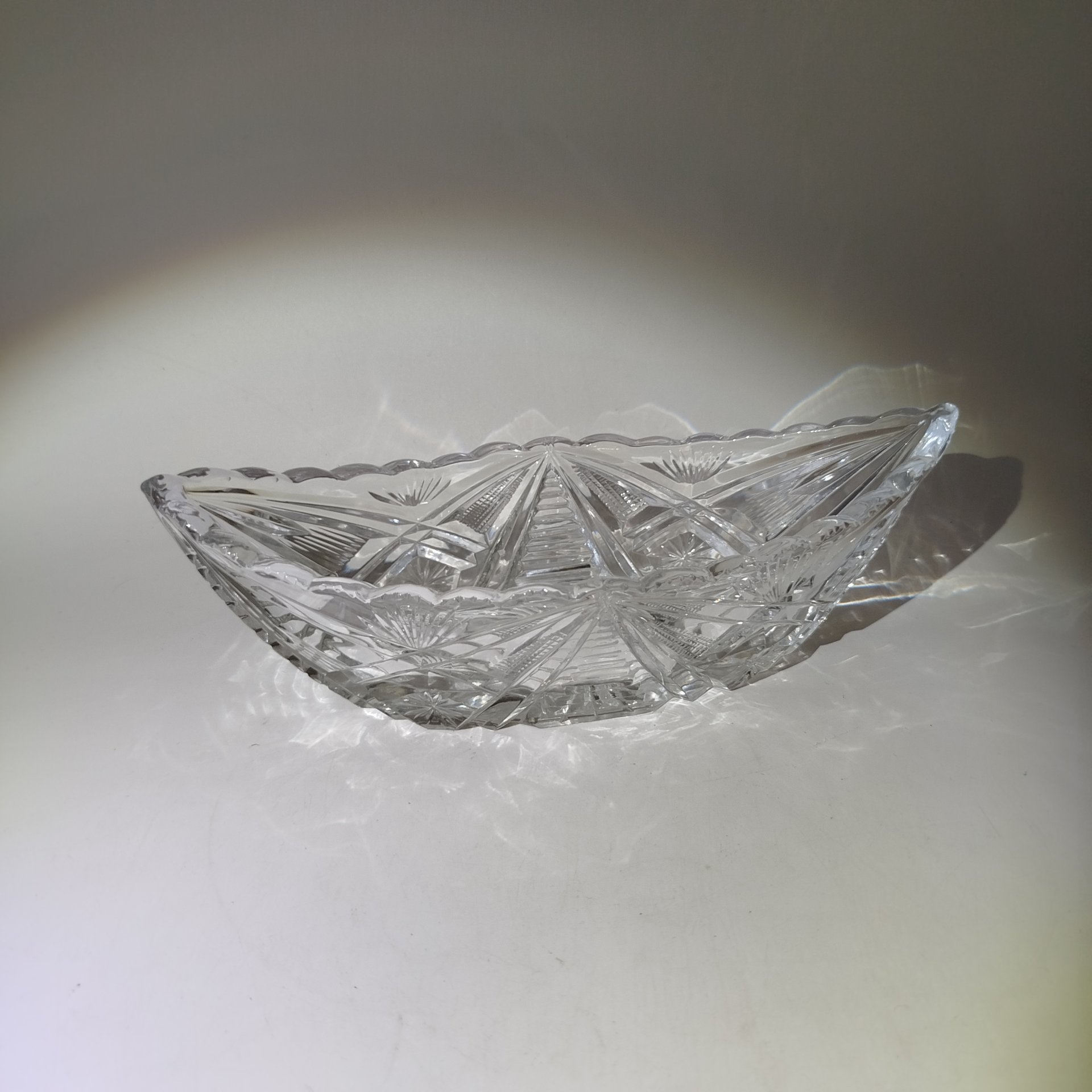 Конфетница овальной формы с геометрическим декором, хрусталь, СССР, 1970-1990 гг.