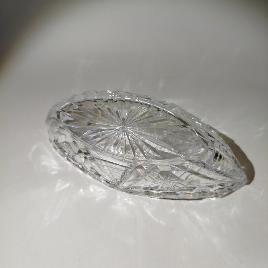 Конфетница овальной формы с геометрическим декором