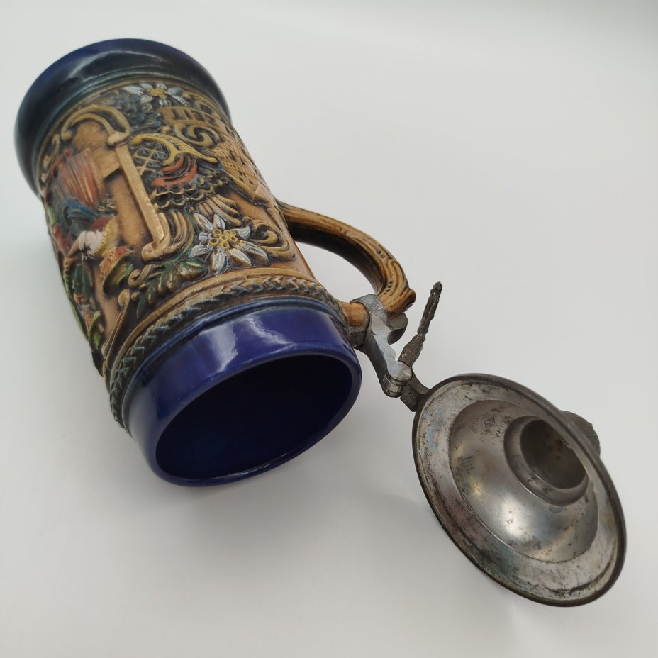 Кружка пивная с крышкой, украшенная сценой с охотниками, керамика, олово, роспись, Gerzit Gerz, Германия, 1970-1990 гг.