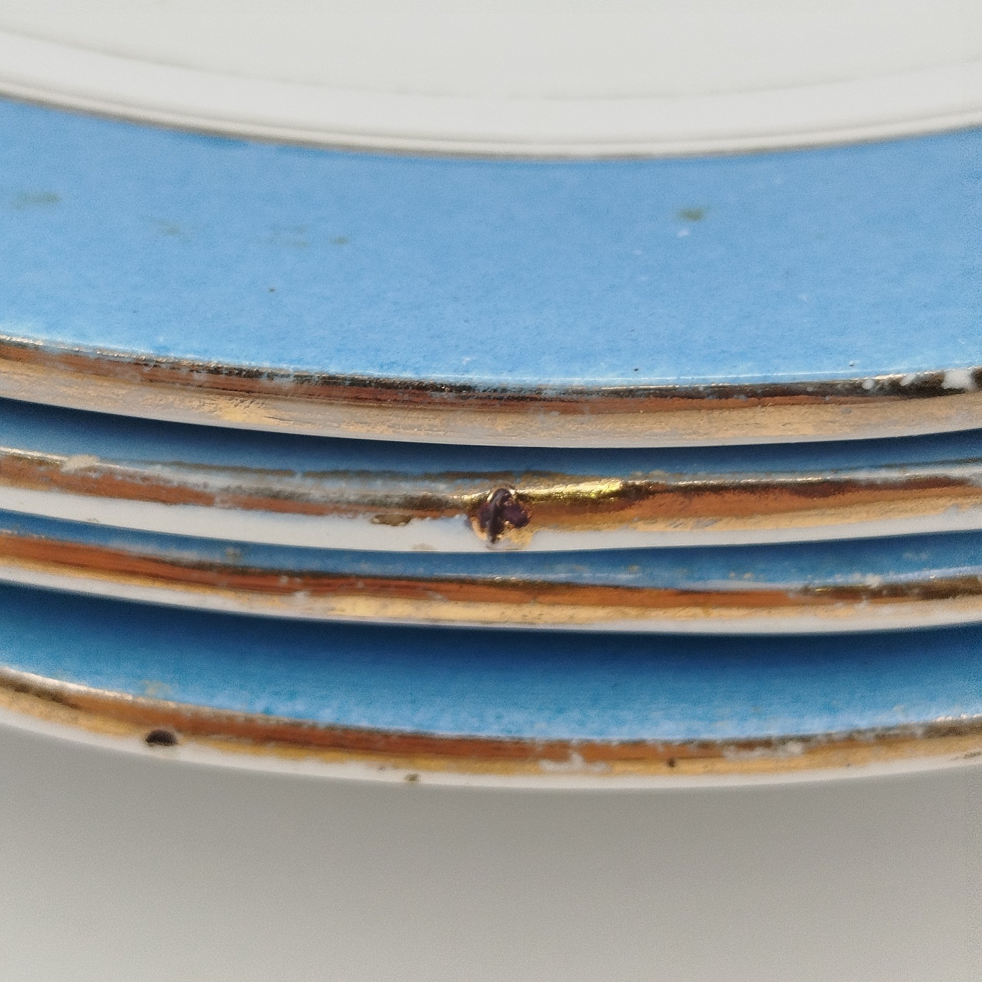 Набор обеденных тарелок с голубым кантом на 4 персоны