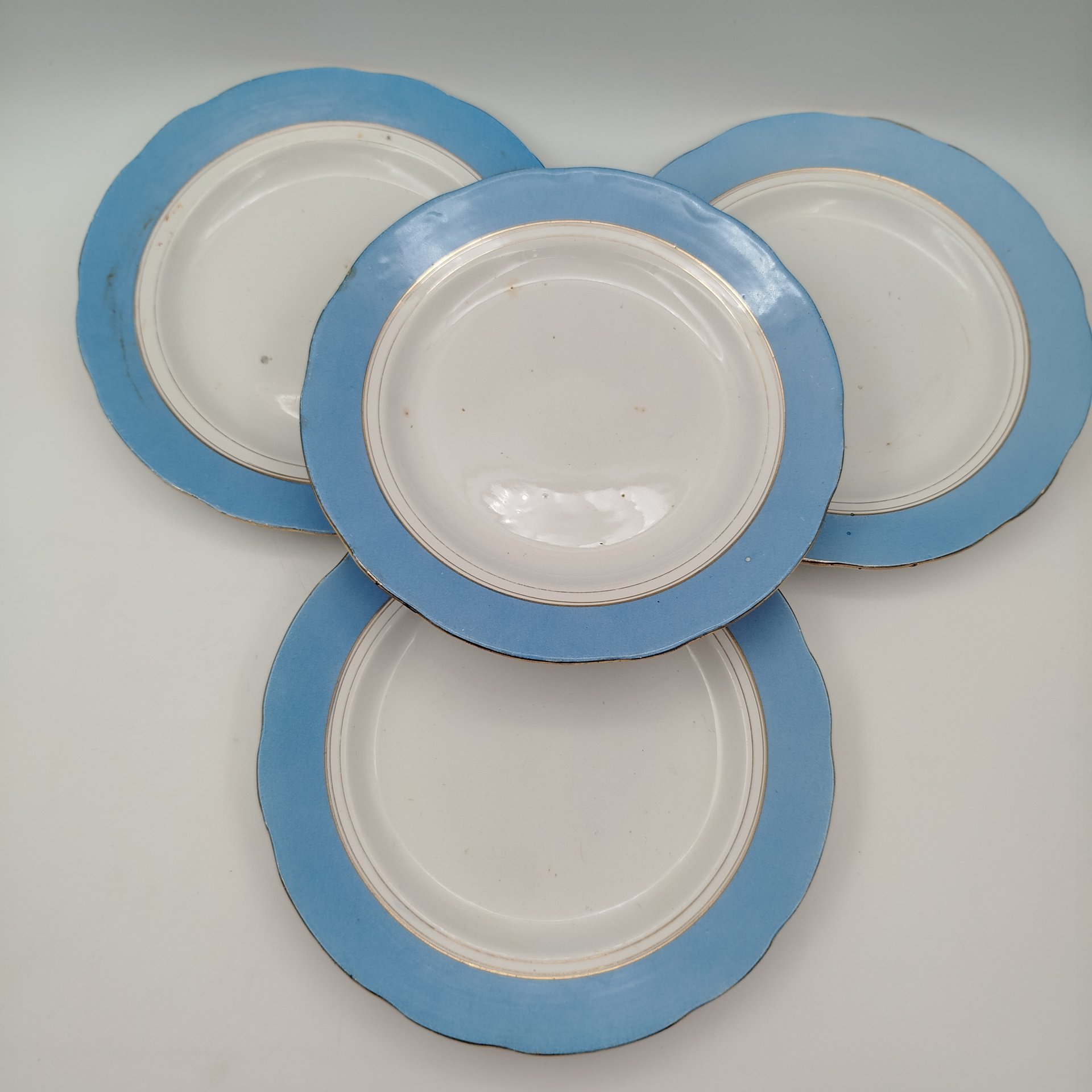 Набор обеденных тарелок с голубым кантом на 4 персоны