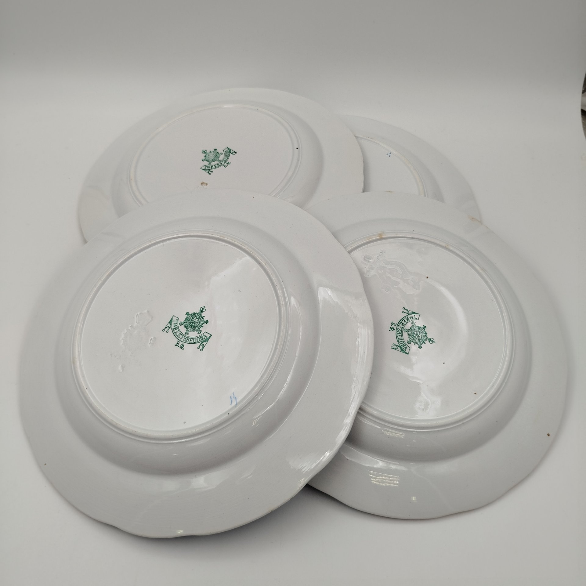 Набор обеденных тарелок с голубым кантом на 4 персоны