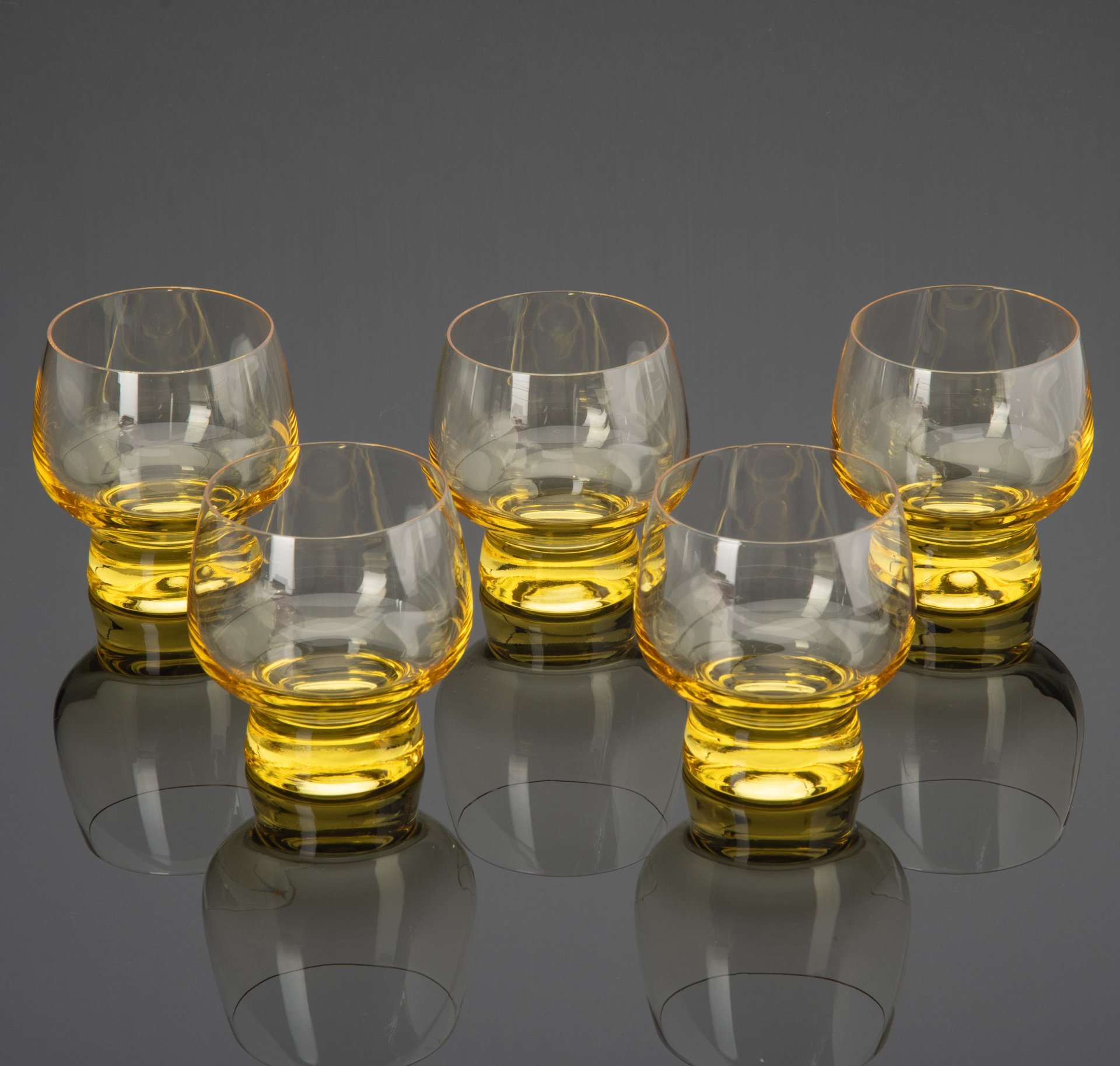 Бокалы коньячный на 5 персон, желтого оттенка, цветное стекло, Гусевской хрустальный завод (Гусь-Хрустальный), СССР, 1973-1974 гг., Гусевской хрустальный завод (Гусь-Хрустальный)